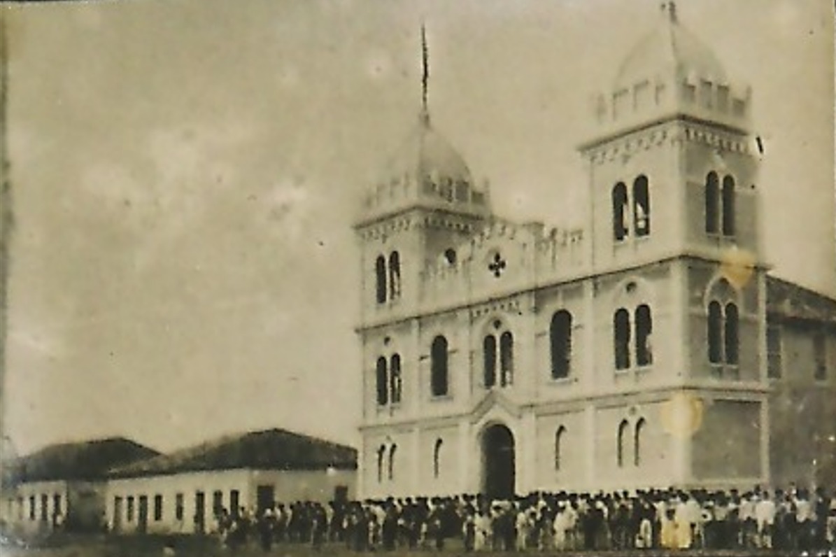 01 - Série histórica. 1ª Igreja Matriz de Nossa Sra. da Conceição de Capão Bonito do Paranapanema, final século XIX, início séc. XX. Acervo Profa. Dra. Alice Olivati. Note-se que a primeira Igreja tinha duas torres.