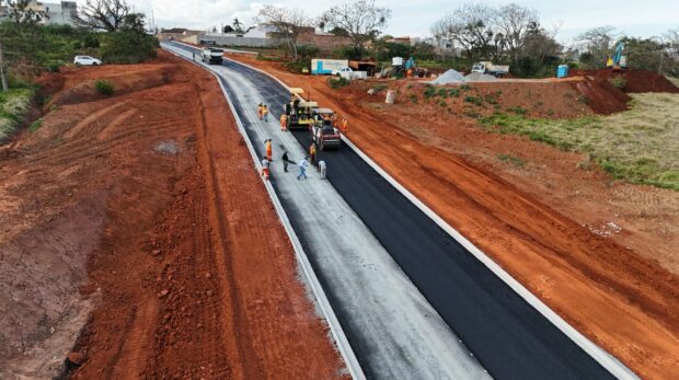 Interligação entre Jardim Colonial e Vila Cruzeiro recebe primeira camada de asfalto 