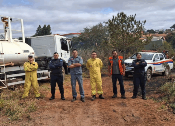 Ação rápida de Bombeiros, Brigada e Defesa Civil garante controle de incêndio em Capão Bonito
