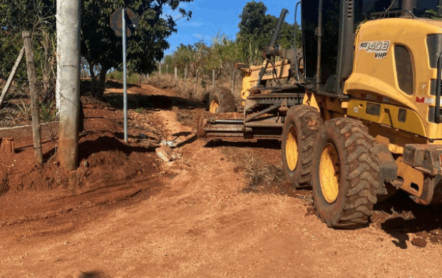 Serviços de manutenção de estradas são finalizados no Bairro Ferreira das Almas