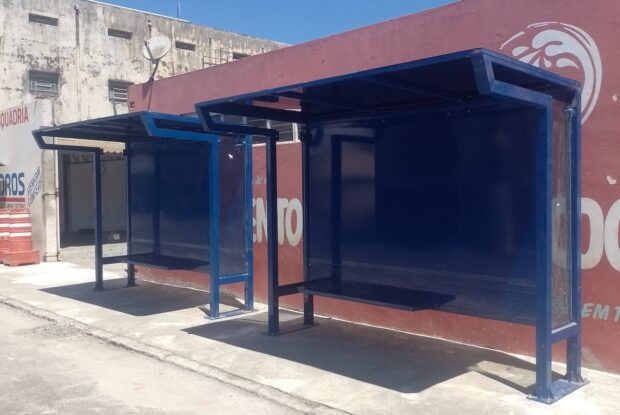 Prefeitura inicia instalação de novos abrigos de ônibus
