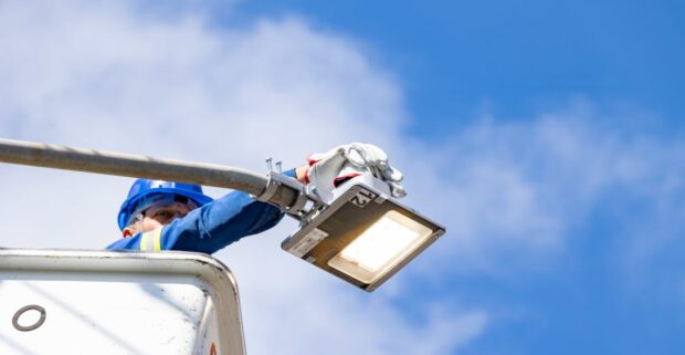 Prefeito Júlio Fernando assina ordem de serviço para modernizar a iluminação da Vila Aparecida e Jardim da Amizade