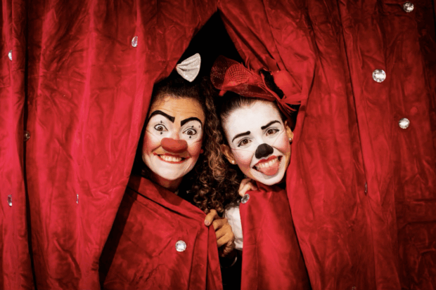 Dupla premiada de palhaças encena
espetáculo circense em Capão Bonito