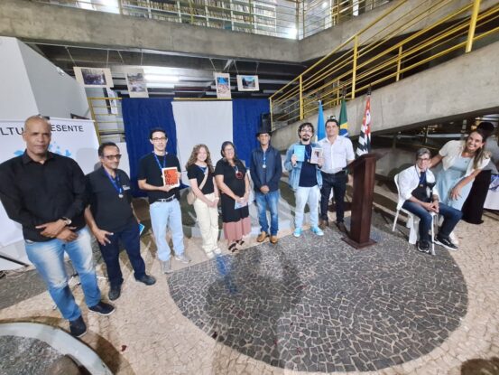 4º Sarau Municipal Colóquios Literários encanta público com noite de arte, cultura e emoção