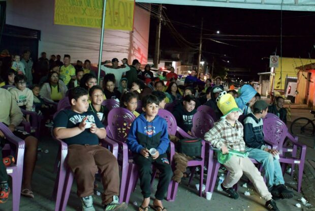 Parceria entre Prefeitura e SuperMix reúne comunidade em noite de emoção e torcida pelo Brasil