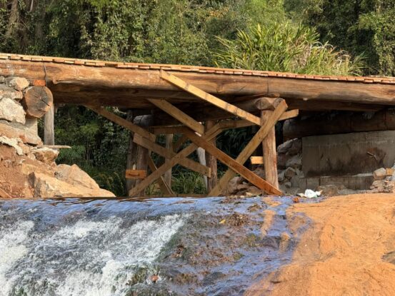 Secretaria Municipal de Obras conclui reconstrução da Ponte da Cachoeira no Bairro Apiaí Mirim