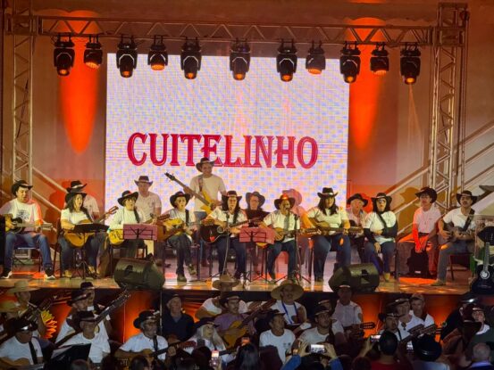 Casa lotada em uma noite memorável de viola caipira e tradições